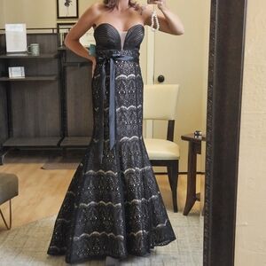 Size 4 Black Lace On Nude Strapless Trumpet/ Mermaid Black Bridal Gown NEW